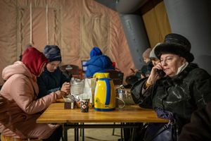 Aufwärmpunkte sollen den Ukrainern durch die schwere Zeit nach russischen Luftangriffen helfen. - Foto: Danyil Bashakov/AP/dpa