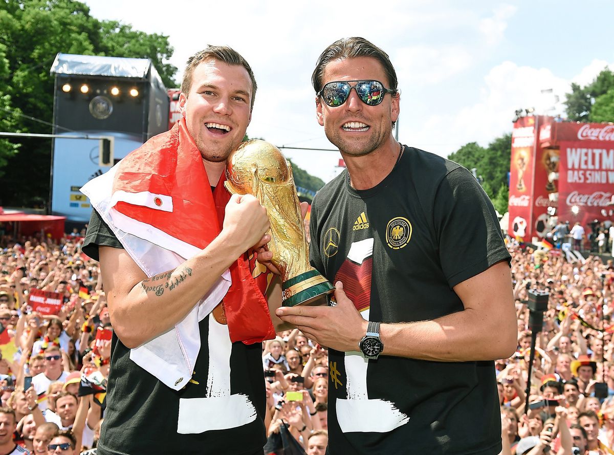 Gemeinsam mit Torhüter Roman Weidenfeller gewann Kevin Großkreutz (l.) 2014 mit der deutschen Fußballnationalmannschaft den WM-Pokal in Brasilien. Am 8. Dezember fungiert der Ex-BVB-Profi als „Losfee“ beim Sparkassen Masters. Großkreutz bringt mit Sebastian Tyrala einen weiteren Ex-Borussen mit nach Bad Sassendorf. Foto: DPA
