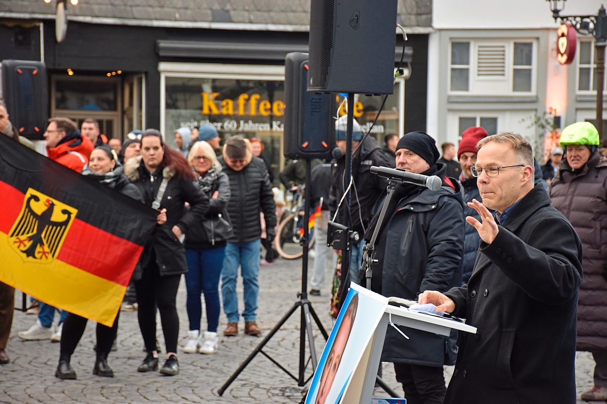 Der AfD-Landtagsabgeordnete Christian Blex hatte Mitte Februar bei einer Kundgebung in Lippstadt gegen die „Omas gegen Rechts“ gepöbelt und sie als „alte abgewrackte Schabracken“ bezeichnet. Archivfoto: Kossack