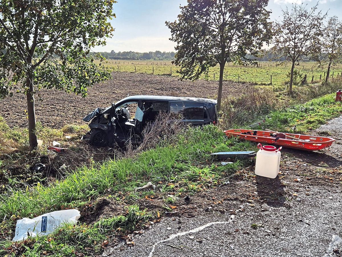 Das Fahrzeug der 21-jährigen Frau blieb schwer beschädigt im Graben liegen. Foto: Feuerwehr Lippstadt