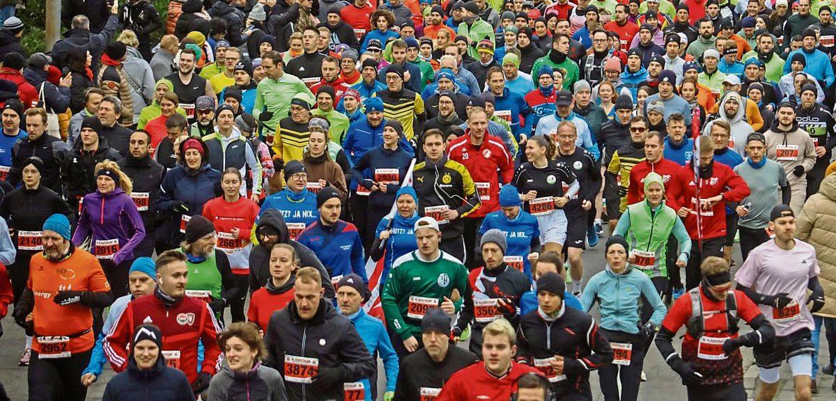 Die Silvesterlauf-Masse setzt sich an der Werler Stadthalle in Bewegung: Wer es lieber etwas ruhiger angehen lassen möchte am letzten Tag des Jahres, dem sind kleinere Laufevents in der Region ans Herz gelegt. Der LTV Aktiv Bad Westernkotten bietet zum Beispiel den „Silvesterlauf Daheim“ an. Archivfoto: Thomas Nitsche