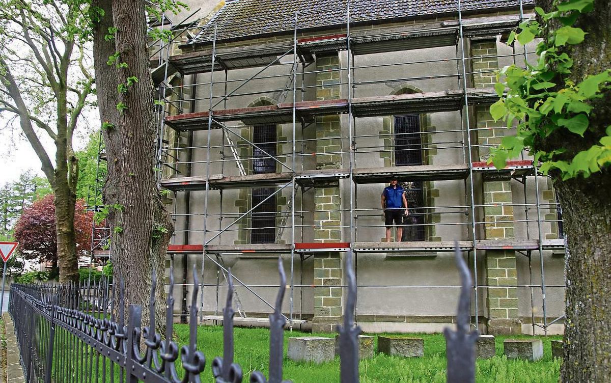 Noch steht das Gerüst: Aber bis zum Schützenfest, hofft Dirk Jäger, herrscht vielleicht wieder freie Sicht aufs frisch sanierte Mauerwerk der 1904 erbauten Uelder Kapelle. Foto: Schönhense