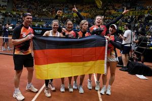 Das deutsche Tennis-Team feiert nach dem Sieg über Brasilien beim Billie Jean King Cup. - Foto: Andre Penner/AP