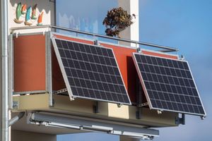 Sonnenkollektoren sind an einem Balkon installiert. - Foto: Stefan Sauer/dpa