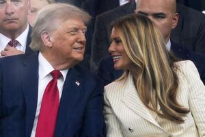 Trump und seine Frau Melania lächeln sich während der Militärparade an. - Foto: Julia Demaree Nikhinson/AP/dpa