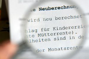 Bis die ausgeweitete Müterrente ausgezahlt wird, dauert es noch. - Foto: picture alliance / dpa