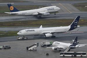 Lufthansa hat ihren Flugbetrieb stabilisiert. (Archivbild) - Foto: Arne Dedert/dpa