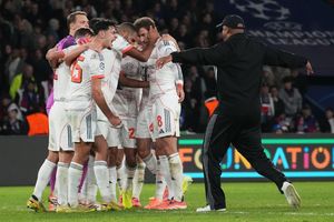 Vincent Kompany (r) stürmt auf den Rasen, um nach dem großen Sieg mit seinen Spielern im Kreis zu jubeln. - Foto: Thibault Camus/AP/dpa