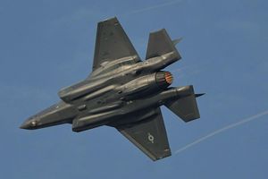 Ein US-amerikanischer F35-Kampfjet fliegt während der Dubai Air Show. (Archivbild) - Foto: Fatima Shbair/AP/dpa