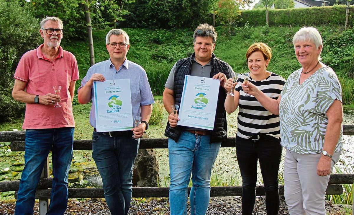 Ein Hoch auf Kallenhardt (v.l.): Detlef Hund, Frank Burg, Matthias Aust, Katharina Aust und Elisabeth Teipel stoßen auf den Erfolg des Bergdorfs beim Wettbewerb „Unser Dorf hat Zukunft“ an. Foto: Löseke