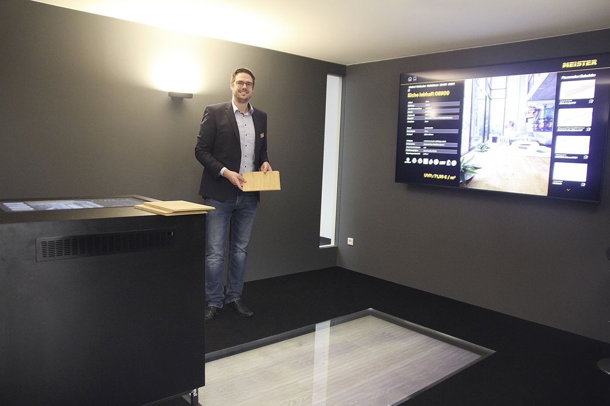 Tim Möllenhoff erklärt den Prototyp, den die Meister Werke für den Point of Sale vorstellen. Foto: Schwade