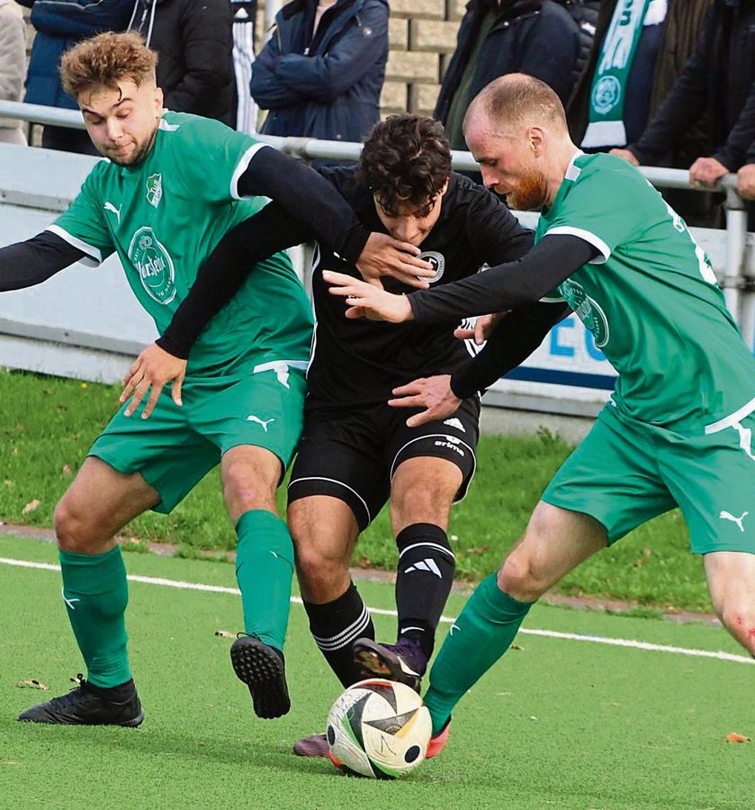 Unglückliche Niederlage: GW Allagen musste sich dem SuS Bad Westernkotten II (in Schwarz) im Topspiel der Kreisliga A mit 0:1 geschlagen geben. Foto: Hartmut Brand