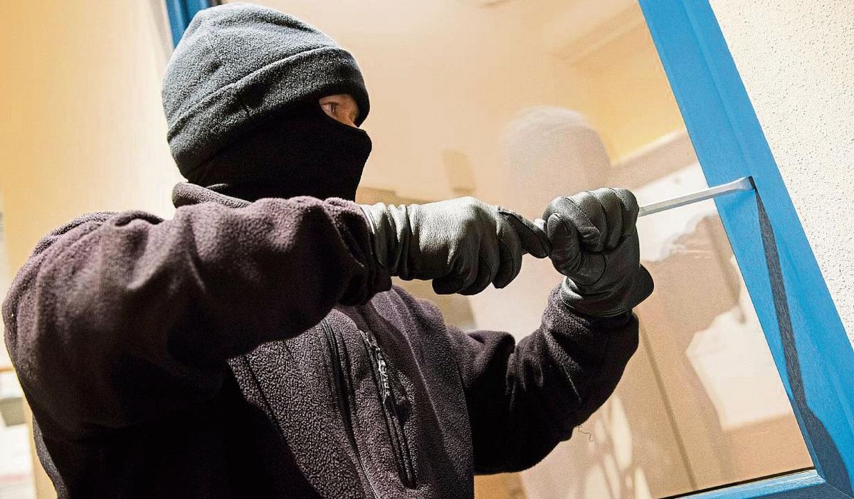 Um Fenster oder Türen aufzuhebeln, benötigen Einbrecher meist nicht viel mehr als einen Schraubendreher. Die Polizei berät Bürger übrigens kostenlos zum Thema Wohnungseinbruch. Foto: Bockwoldt/dpa