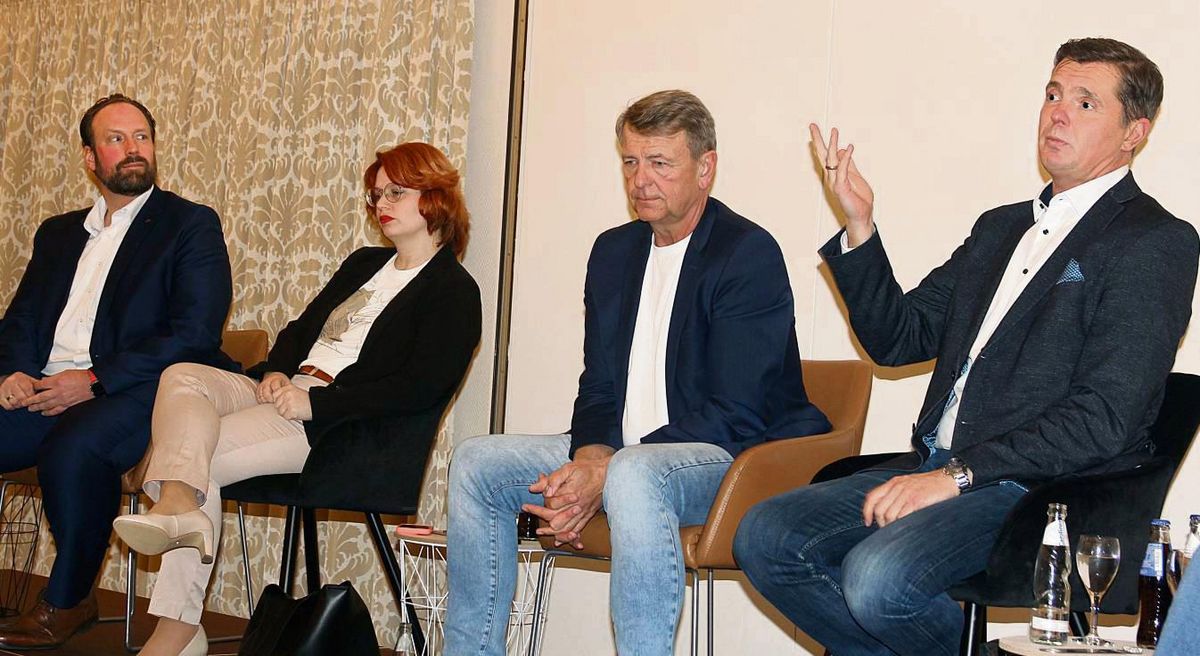 Diskutierten ausschließlich über Wirtschaftspolitik: Jens Behrens (SPD, Sparkassen-Filialleiter), Sarah Gonschorek (Grüne, polit. Referentin und Archäologin), Christof Rasche (FDP, NRW-Fraktionsvorsitzender; hier als Vertreter von Fabian Griewel; gelernter Banker) sowie Oliver Pöpsel (CDU, selbstständiger Versicherungskaufmann). Foto: Schwade
