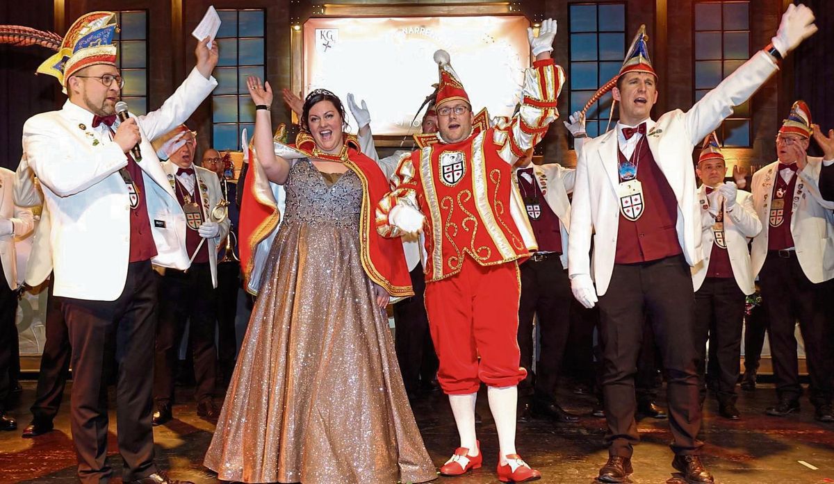 Von der Gardetrainerin zur Prinzessin: Sara Donner und Florian Dworak-Donner regieren nach einer ausgelassenen Proklamation die Rüthener Jecken.