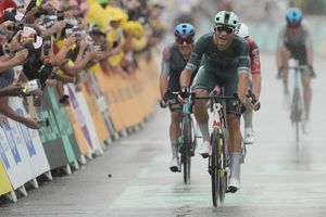Der Italiener Jonathan Milan gewinnt den Sprint in Valence. - Foto: Thibault Camus/AP/dpa