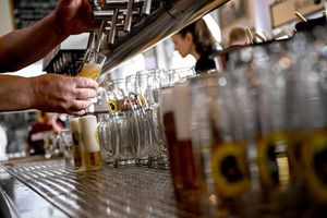 Die Gastronomie sieht sich von der Mindestlohnerhöhung besonders betroffen. (Archivbild) - Foto: Britta Pedersen/dpa