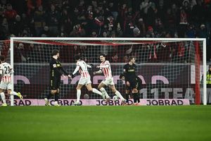 Trifft derzeit wie am Fließband: Freiburgs Igor Matanovic (2.v.r.). - Foto: Silas Stein/dpa