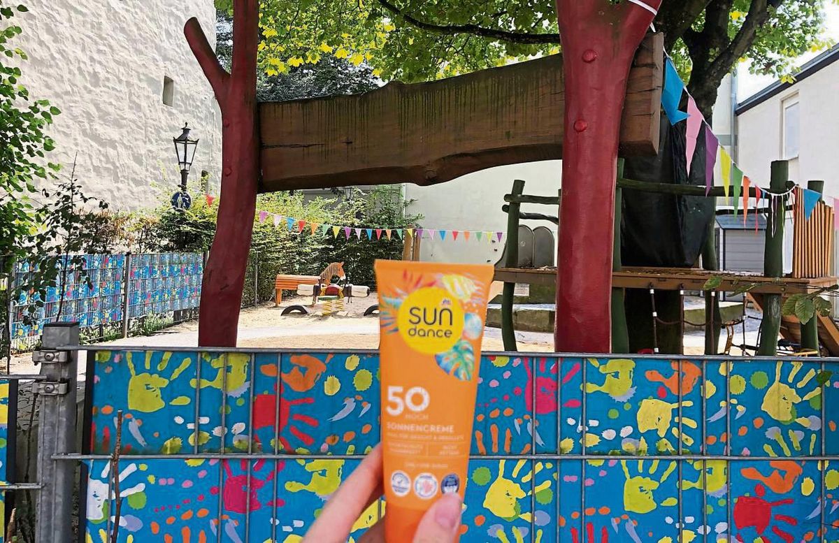 Ein Teil der Hitze-Konzepte: Kinder morgens mit Sonnenschutz eingecremt in die Kita bringen. Zusätzlich hat jedes Kind eine eigene Sonnencreme in der Kita. Foto: Mintert