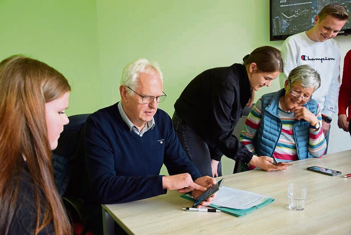 So siehts hoffentlich auch am 15. Mai aus: Die Schüler Tessa Barte, Jana Dicke und Felix Busch erklären Werner Benkel und Christa Bartmeier schon einmal testweise die Handy-Funktionen. Foto: Kossack