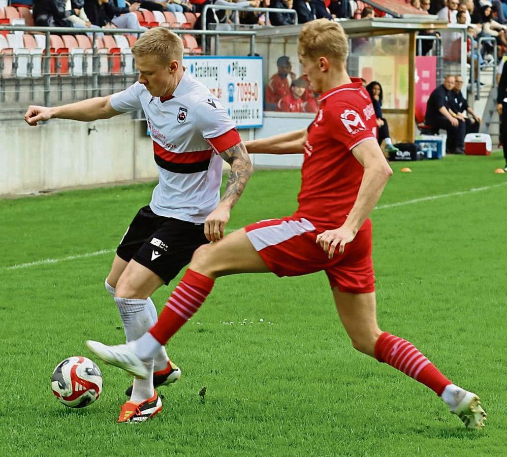 Der Einsatz von Gerrit Kaiser (l.) im Spiel bei Victoria Clarholz ist fraglich. Der Kapitän des SV Lippstadt plagt sich mit Knieproblemen herum. Foto: Lütkehaus