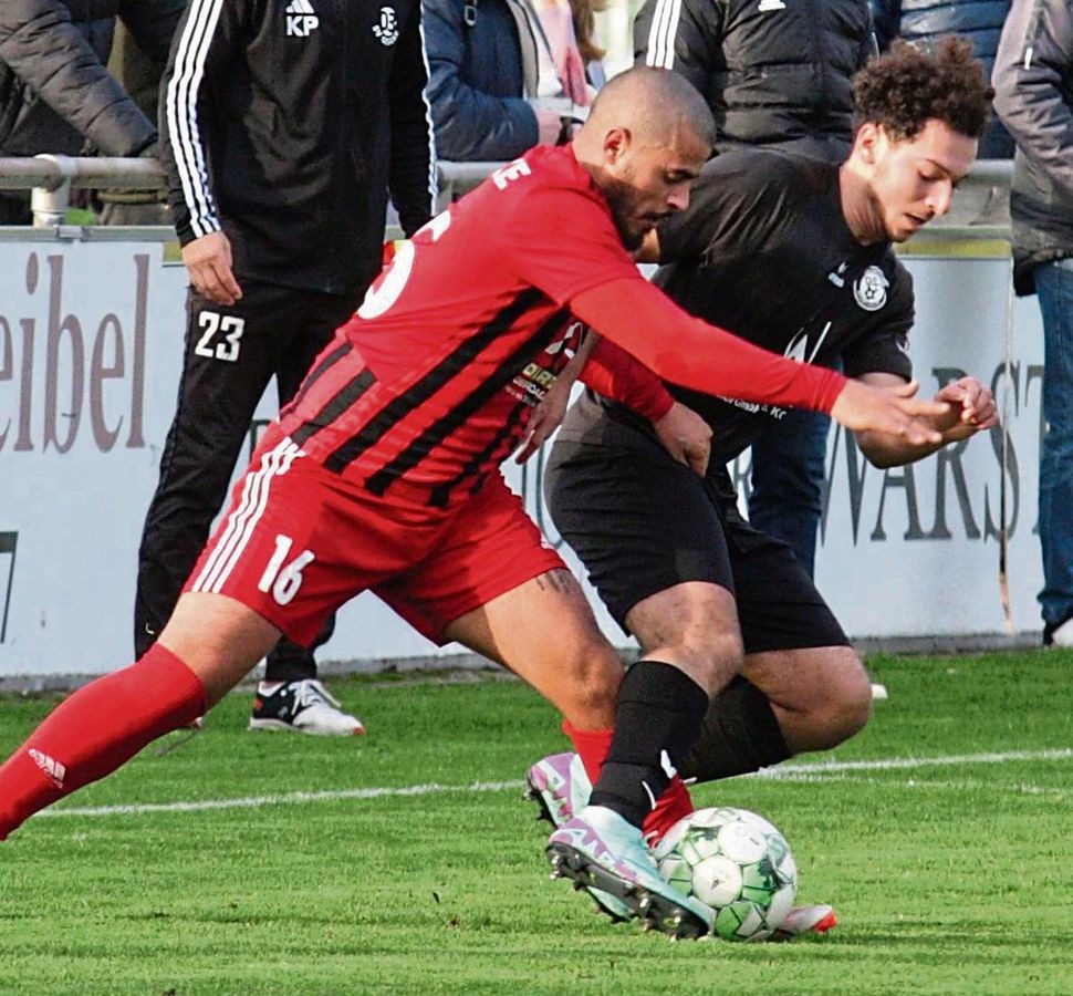 Im ersten offiziellen Spiel von Trainer-Rückkehrer Björn Traufetter treten die Bezirksliga-Kicker des SV 03 Geseke beim USC Altenautal an. Borhan (l.) und Rudyk sind allerdings gelb-gesperrt. Foto: Schlink