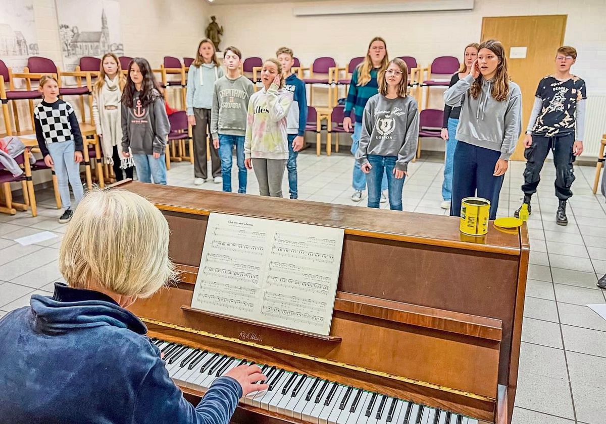 Überraschend stimmgewaltig bieten die Sängerinnen und Sänger des Jugendchores die einstudierten Lieder dar – in musikalischer Begleitung von Chorleiterin und Musikpädagogin Brigitte Krause. Foto: N. Wissing