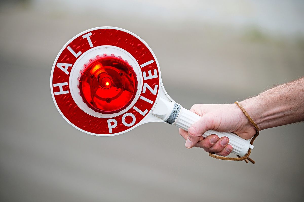Die Polizei hat in Geseke, Salzkotten und Büren im Rahmen einer großen Drogen-Kontrolle Autos angehalten - mit Erfolg. Symbolfoto: DPA