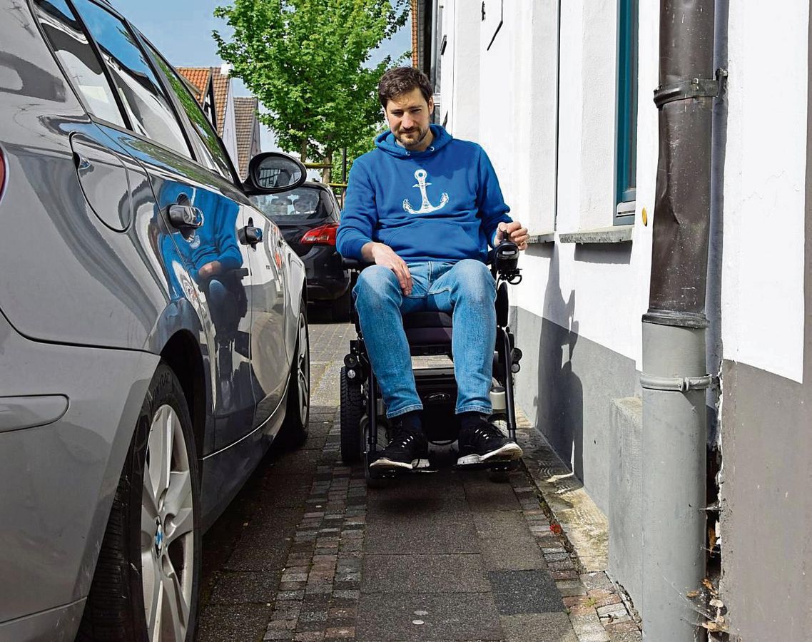 Hürden gibts für Rollstuhlfahrer viele. Von außen gesehen ist hier noch Platz, vom Rolli aus betrachtet war die Durchfahrt Millimeter-Arbeit. Foto: Borghoff