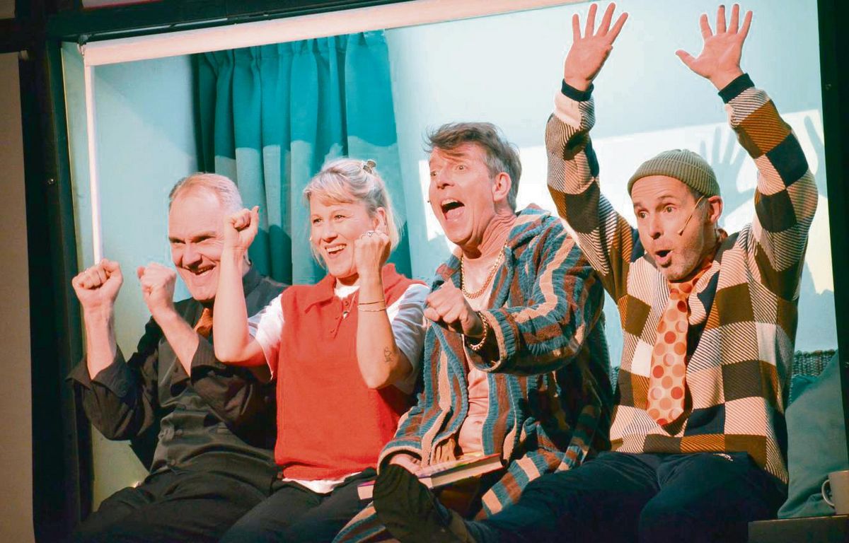 Nach dem Verlassen ihrer Boxen herrscht bei den Geschwistern Christoph (Dirk Wittun), Marie (Marie Lumpp), Thommy (Harry Heib) und Ralf (Dirk Blömer) ausgelassene Heiterkeit. Foto: Dietmar Gröbing