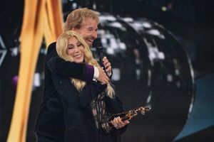 Gottschalk (75) umarmte Cher (79) auf der Bühne. - Foto: Peter Kneffel/dpa