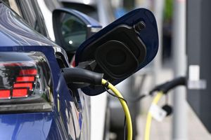 Die Bundesregierung will Elektromobilität einfach, zuverlässig und bezahlbar machen. - Foto: Bernd Weißbrod/dpa