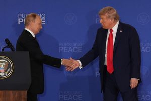 Putin (l) und Trump sehen den US-Plan an Grundlage für ein Ende des Ukraine-Kriegs. (Archivbild) - Foto: Jae C. Hong/AP/dpa