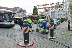 Die Poller sollen Besitzer des Augsburger Christkindlesmarkts schützen. - Foto: Malin Wunderlich/dpa