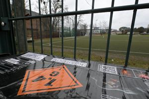 Ein zwölfjähriger Junge ist in Potsdam auf einem Sportplatz vermutlich durch einen Kugelbomben-Blindgänger schwer verletzt worden. - Foto: Michael Bahlo/dpa