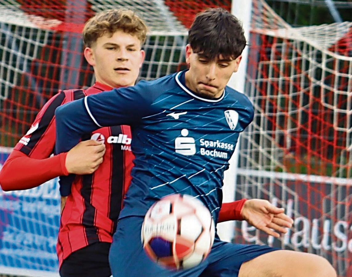 Die B-Junioren des SV Lippstadt (in Schwarz-Rot) wollen nach dem 4:2-Erfolg gegen den VfL Bochum nun auch im Derby beim SC Paderborn 07 punkten. Foto: Feichtinger