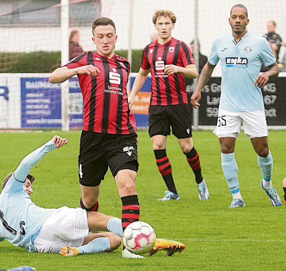 Winterneuzugang Dominik Klann (am Ball; im Hintergrund Joep Munsters) ist der Stabilisator im Mittelfeld des SV Lippstadt. „Fels in der Brandung und absoluter Ruhepol“, weiß Trainer Felix Bechtold, was er an dem 24-jährigen Ex-Bocholter hat. Das gilt im besonderen Maße für den Abstiegskrimi in Mönchengladbach. Foto: Lütkehaus