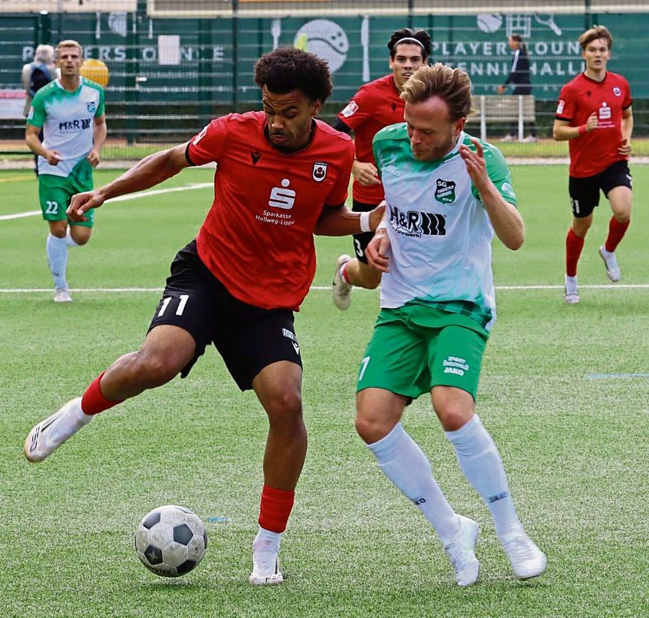 David Dören ist einer von sechs Spielern des SV Lippstadt, die schon das Trikot des SC Verl trugen. Der 21-jährige Stürmer ist besonders heiß auf die Partie beim Ex-Club. Rechts im Bild Nico Böll, der in den Kader zurückkehrt. Foto: Frank Lütkehaus