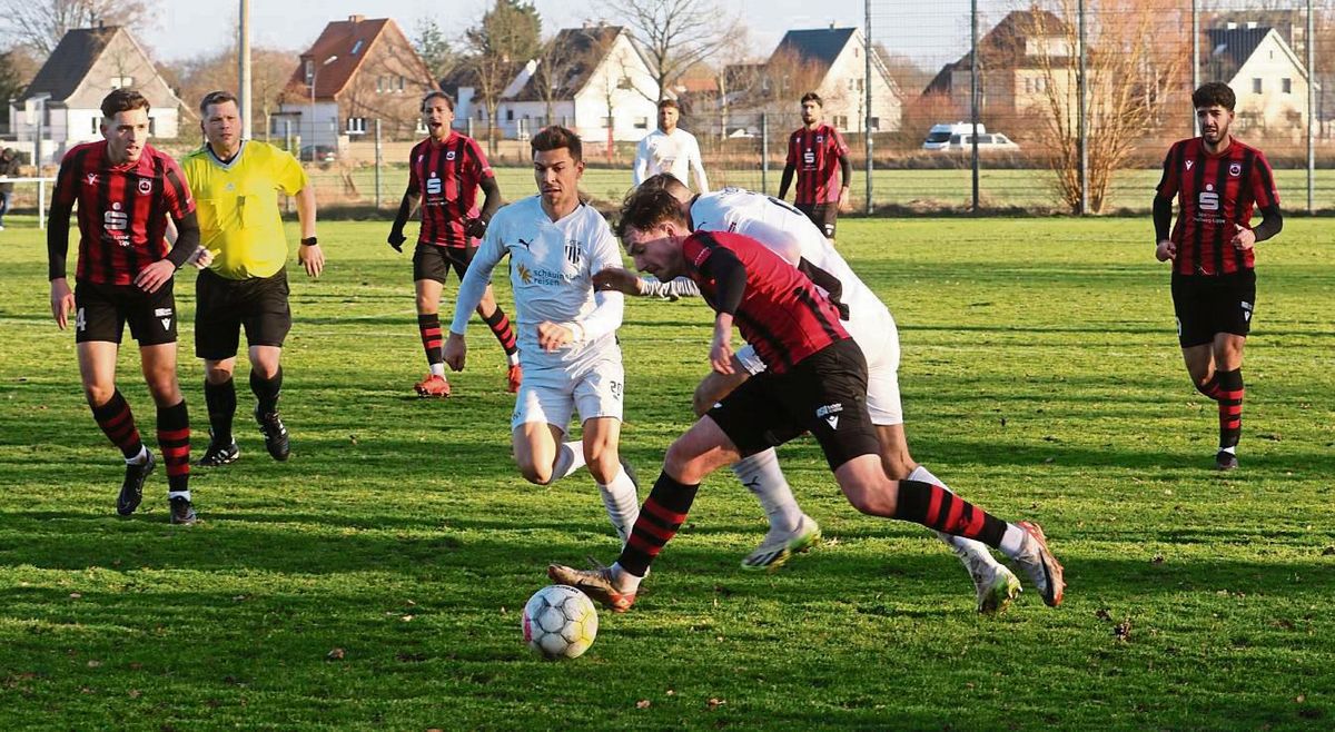 0:0 endete das Testspiel des SV Lippstadt gegen Regionalliga-Spitzenreiter 1. FC Bocholt. Hier leitete Iker-Luis Kohl einen Angriff ein; Wladimir Wagner, Yasin Altun, Yusuf Örnek und Elias Demirarslan (v.l.) beobachteten die Szene. Foto: Lütlehaus