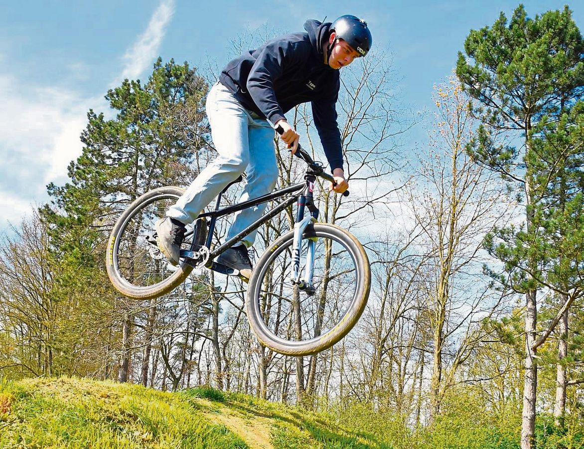 Akrobatisch und gekonnt zeigt Jan Hendriks (18), was beim Crossbiken alles möglich ist. Fotos: Giannakis