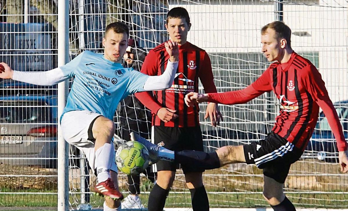 Gleich zwei Testspiele absolvierte der SV 03 Geseke (in Schwarz-Rot). Nach der 1:2-Niederlage gegen den Westfalenligisten Ostinghausen setzte sich die Traufetter-Elf im Anschluss mit 3:1 gegen den VfL Hörste/Garfeln (in Blau) durch. Foto: Wiegand