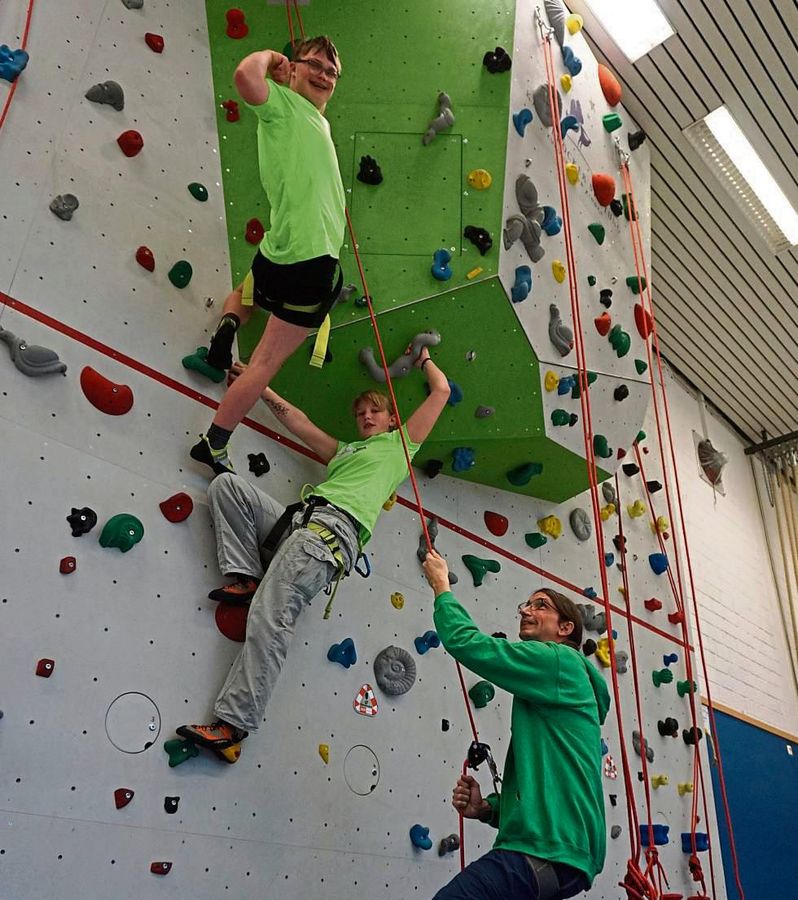 Hoch hinaus: Laura und Leonard haben bei den Special Olympics im Klettern Goldmedaillen gewonnen. Hier sind sie beim Training mit Stefan Köhlitz zu sehen. Foto: Cegelski