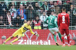 Bremens Marvin Ducksch (2.vl) verwandelt gegen Stuttgarts Torwart Alexander Nübel einen Elfmeter zum 1:0. - Foto: Carmen Jaspersen/dpa