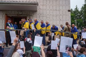 Eine neue Gruppe ukrainischer und russischer Kriegsgefangener sind bei einem Austausch freigekommen (Archivbild) - Foto: Evgeniy Maloletka/AP/dpa