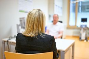 Sybille Müller lässt sich von Thomas Strowitzki, Ärztlicher Direktor an der Klinik für Gynäkologische Endokrinologie und Fertilitätsstörungen der Universitätsklinik Heidelberg, wegen ihrer Wechseljahr-Beschwerden behandeln. - Foto: Uwe Anspach/dpa