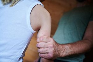 Die Jugendämter stellten 2024 bei rund 72.800 Kindern oder Jugendlichen eine Gefährdung fest. (Symbolbild) - Foto: Annette Riedl/dpa