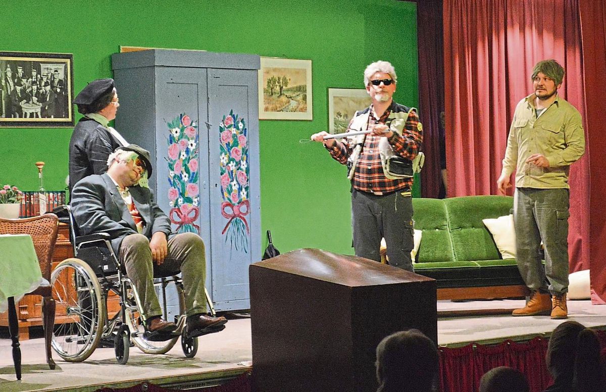 Gut getarnt haben die beiden Landstreicher (Gregor Sure und Lukas Harrenkamp) die Leiche (Jens Volmer). Ob Klara (Lisa-Marie Dickhut), die Tochter des Bauern, wohl etwas bemerkt? Fotos: Nilges