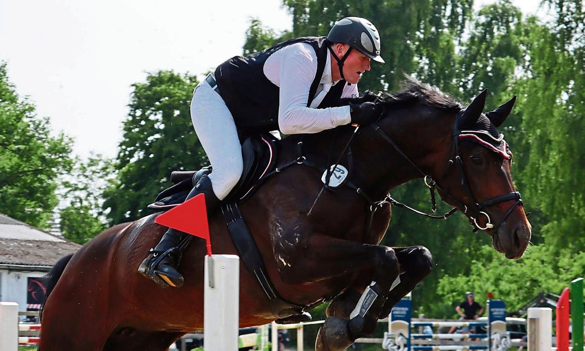 Am zweitägigen Freilandturnier des Reitervereins Lippstadt nahm auch Peter Österdiekhoff (im Bild) vom SC Ostenland teil. In einer M-Springprüfung belegte er den zweiten Platz. Fotos: Feichtinger