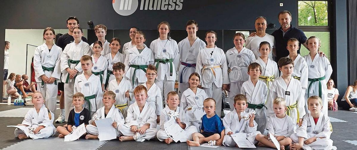 Vom zweifachen Europameister Musa Cicek (hintere Reihe, 2.v.r.) geprüft wurden die Nachwuchssportler des 1h fitness Bad Westernkotten. Dabei stellten sie ihr Können unter Beweis. Erstmals nahm auch eine Bambini-Gruppe teil.