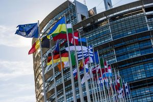 Die Flaggen der Europäischen Union, der Ukraine und der Mitgliedsstaaten der EU vor dem Gebäude des Europäischen Parlaments in Straßburg. - Foto: Philipp von Ditfurth/dpa